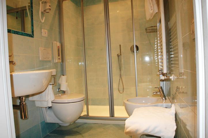ברנצונה סול גארדה Hotel Garni Vela D'Oro מראה חיצוני תמונה